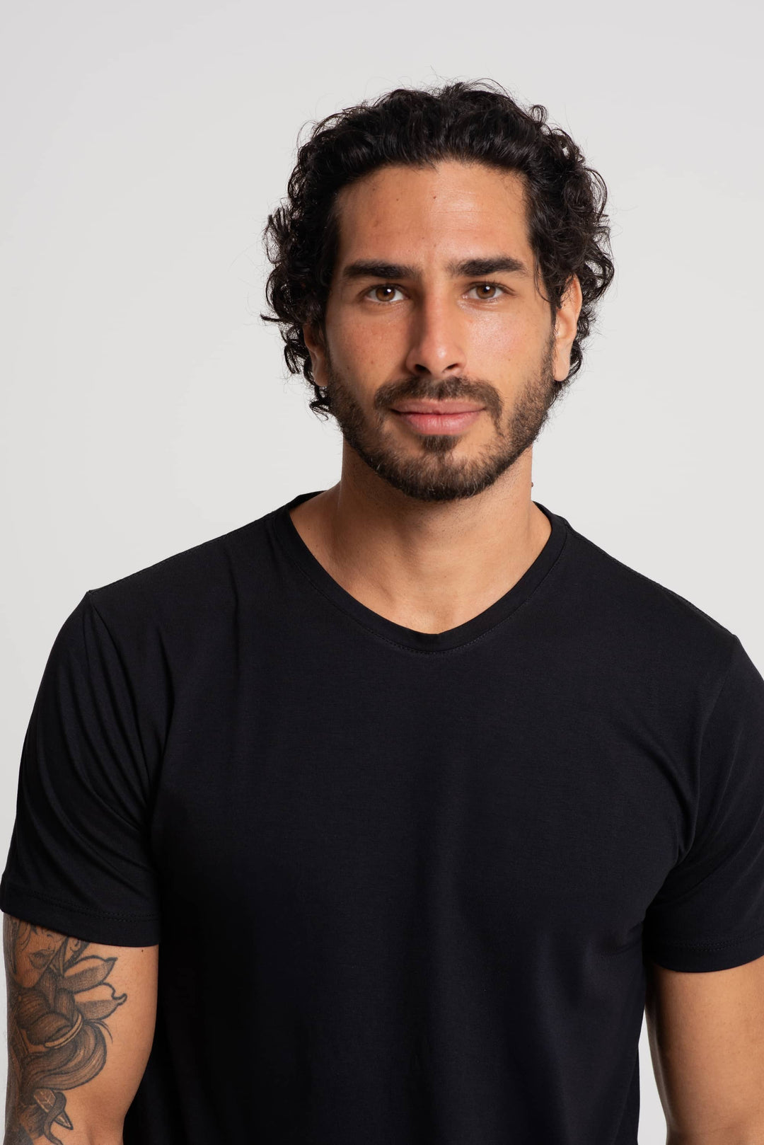Camiseta Algodão Pima Masculina Gola V